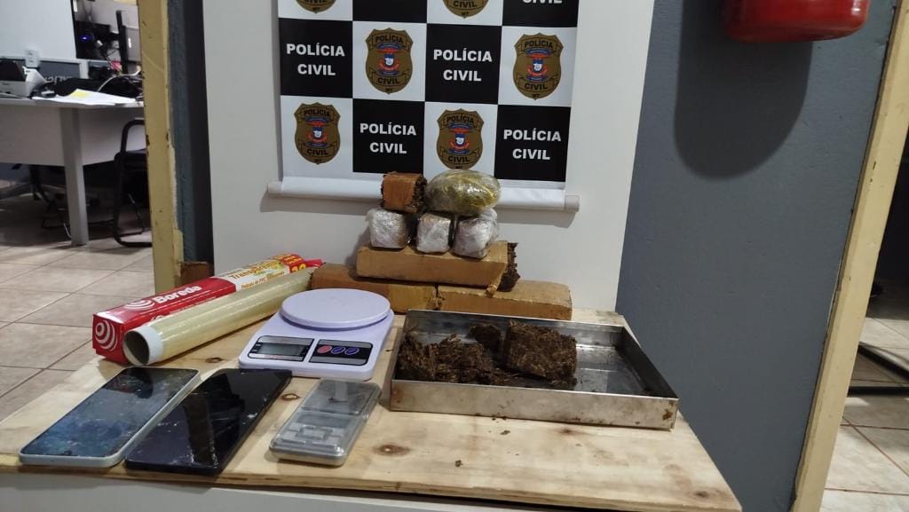 Esconderijo na mata é descoberto e polícia encontra droga enterrada em tambor