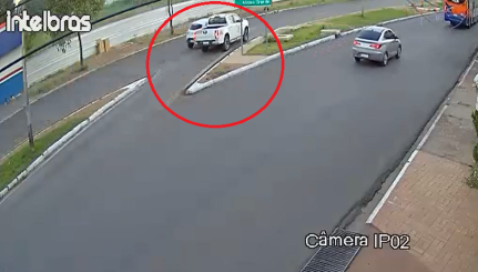Vídeo flagra carro capotando após tentativa de desviar de caminhonete em Cuiabá