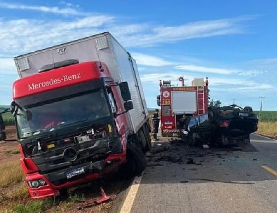 Carro é esmagado em colisão com dois caminhões e motorista morre preso às ferragens