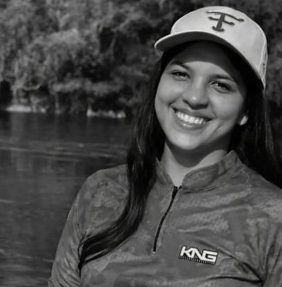 Jovem é morta dentro de casa e suspeitos são pegos tentando ocultar cadáver