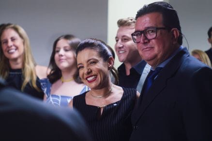 Marido de Flávia Moretti chama vereadores de “incompetentes” e áudio é exposto na Câmara