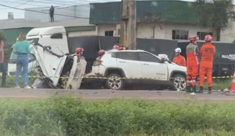 Casal morre na hora após batida brutal entre carro e caminhão na BR-163, em Sinop
