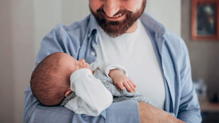 Licença-paternidade vai triplicar até 2029 e muda regras para pais no Brasil