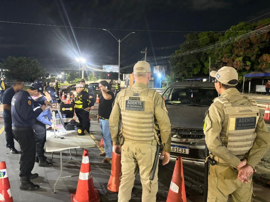 Operação na Avenida Archimedes Pereira Lima prende 12 condutores e remove 45 veículos