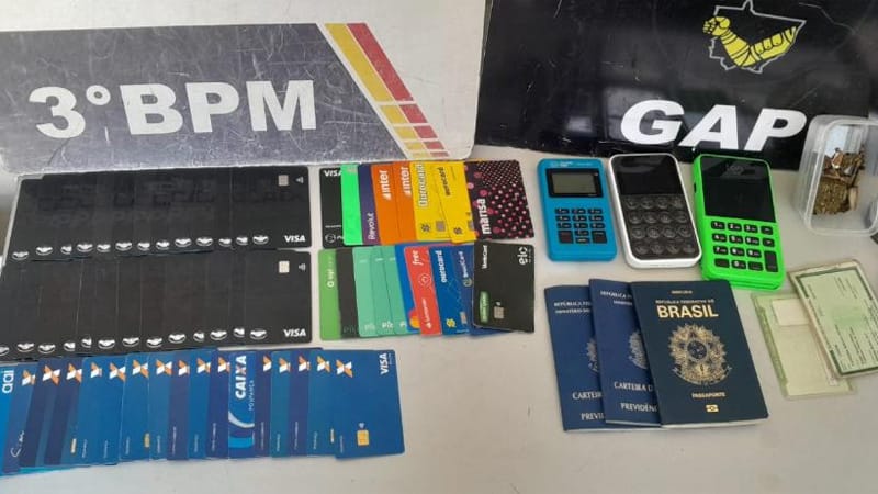 Cinco suspeitos por estelionato em Cuiabá são presos; PM apreende 62 cartões bancários e celulares
