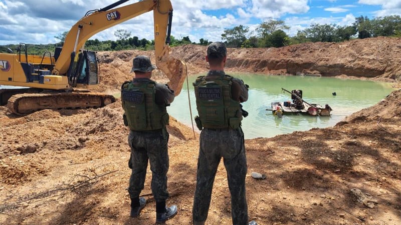 PM fecha garimpo ilegal e apreende escavadeira, trator e motores estacionários