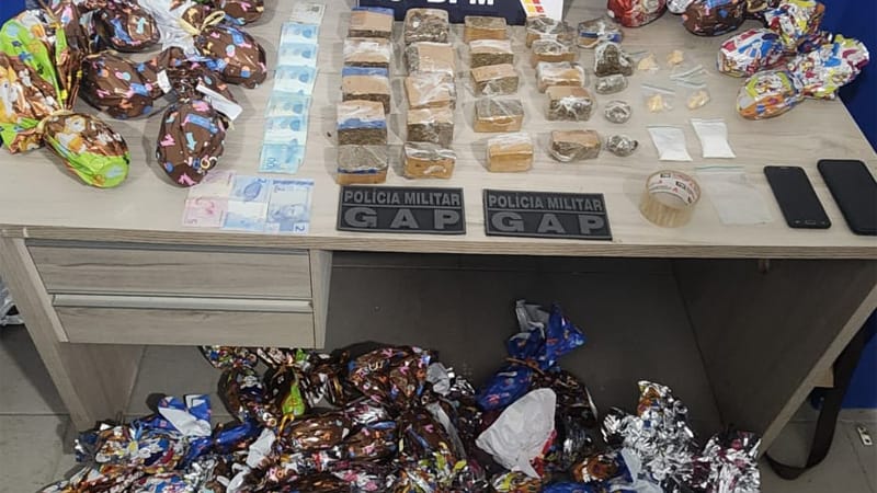 Membro de facção criminosa é preso pela PM com porções de drogas e ovos de Páscoa