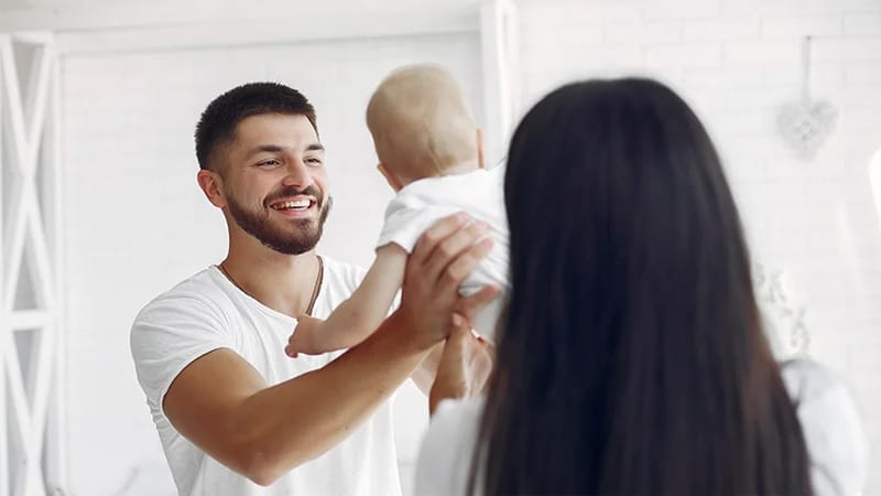 Nova lei da licença-paternidade começará a valer em 2027; afastamento será de até 20 dias