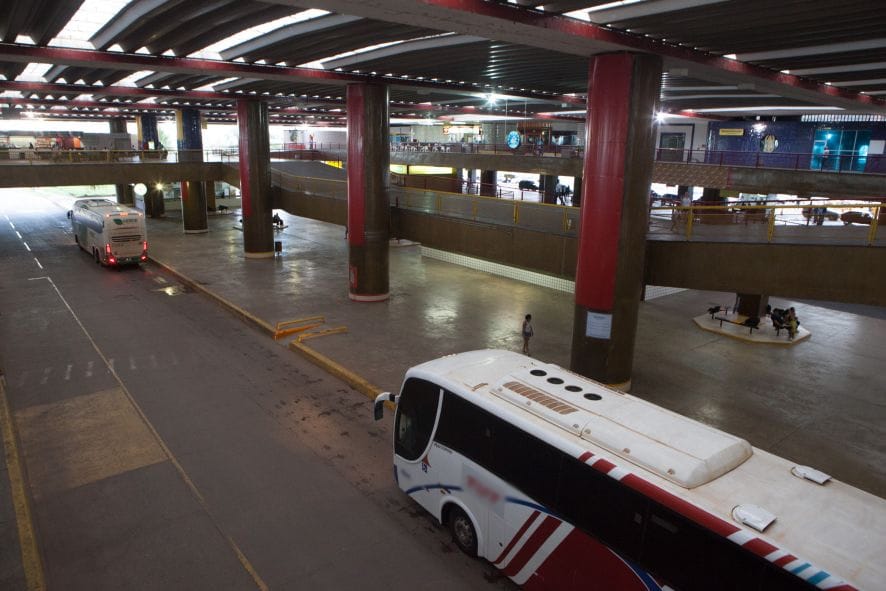 Falha em viagem gera indenização e leva à ampliação de cobrança contra empresa