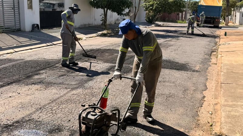 Prefeitura de Cuiabá amplia equipes e realiza tapa-buracos simultaneamente em vários pontos