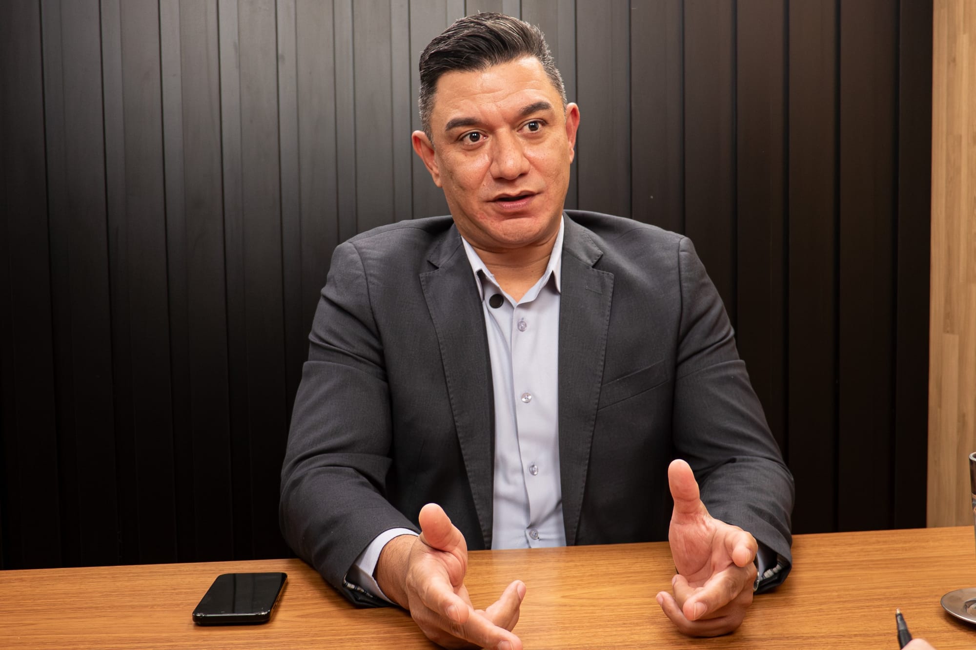 Negociações entre EUA e Irã expõem impactos econômicos, militares e geopolíticos globais