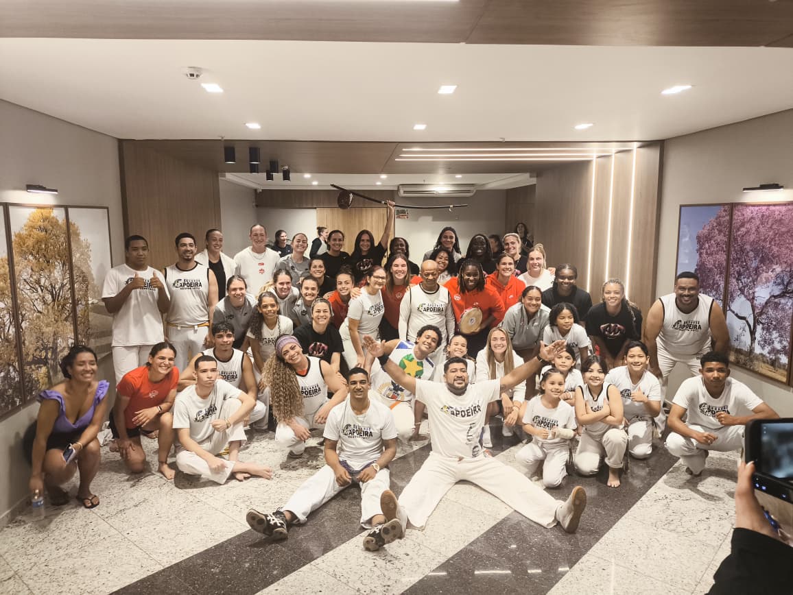 Seleção Canadense Feminina mergulha na cultura e surpreende com capoeira e samba em Cuiabá