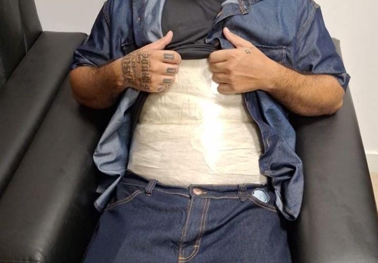 Homem tenta embarcar com 10 quilos de cocaína presos ao corpo e acaba detido em Várzea Grande