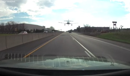 Avião faz pouso de emergência em rodovia movimentada e assusta motoristas nos EUA