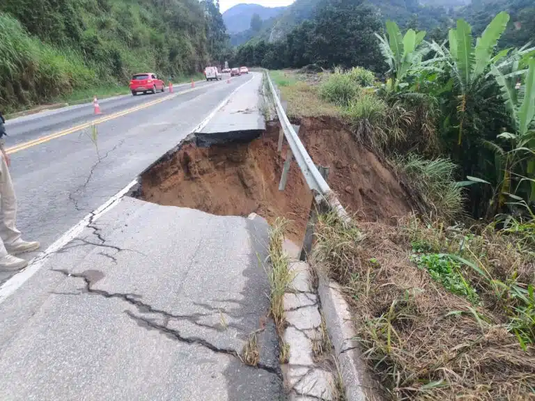 Motociclista morre após cair em cratera aberta na BR-262 durante a noite