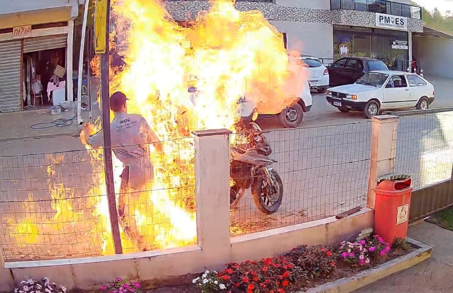 Vídeo flagra momento em que homem incendeia moto após blitz e mãe fica ferida