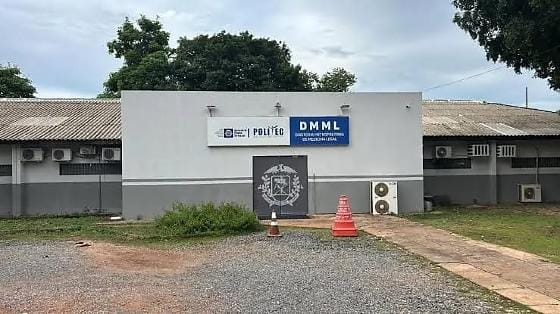 Criminosos armados invadem IML, rendem funcionários e roubam arma de segurança em Cuiabá