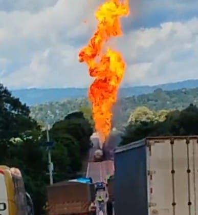Carretas colidem, pegam fogo e interditam BR-364 na Serra de São Vicente