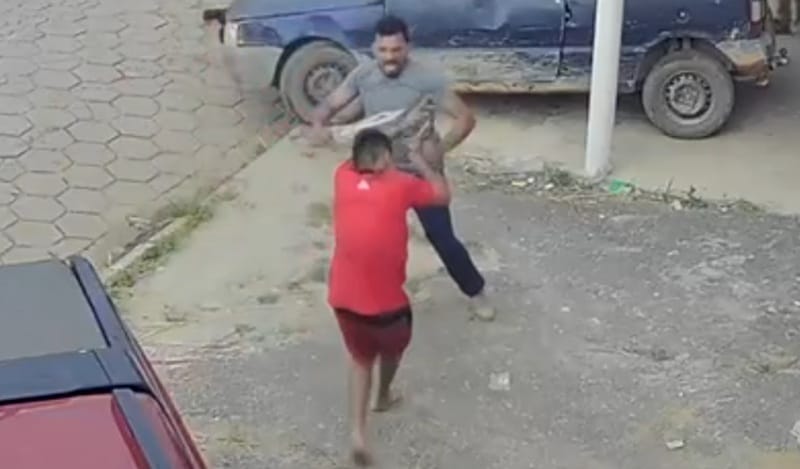 Ataque brutal flagrado por câmeras termina com homem morto em plena rua
