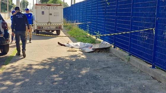 Homem é encontrado morto nos fundos dos Correios em Várzea Grande; vítima levou facadas
