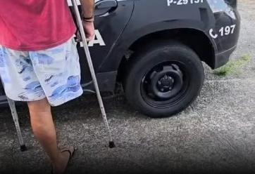 Homem com perna amputada é preso após agredir esposa com chute