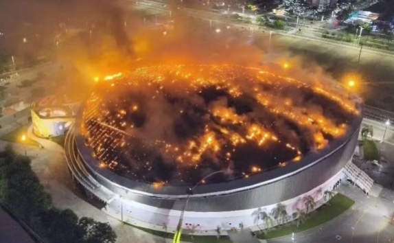 Incêndio destrói parte da cobertura do Velódromo do Parque Olímpico no Rio
