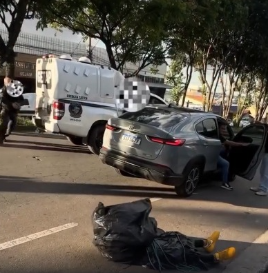 "Corpo" deixado na porta de loja mobiliza polícia e vira confusão durante gravação; veja vídeo