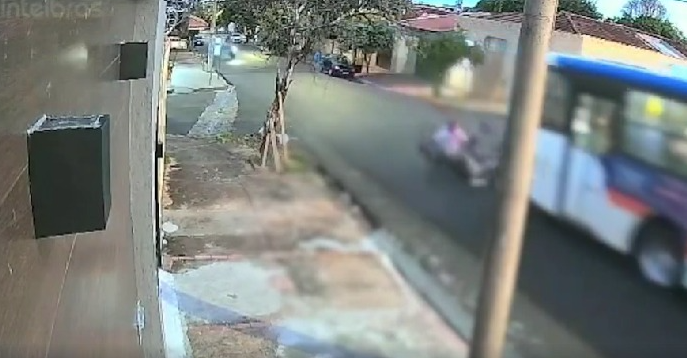 Vídeo flagra queda de jovens que pegavam ‘rabeira’ em ônibus em Ribeirão Preto