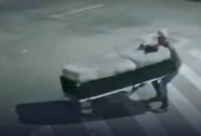 Homem é flagrado empurrando cama box com corpo de aposentada no litoral de SP