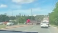 Caminhão perde controle, invade canteiro e trava trânsito em avenida movimentada de Cuiabá