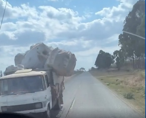 Carga voa, atravessa para-brisa e quase atinge caminhoneiro; veja vídeo
