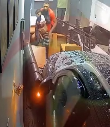 Carro desgovernado invade barbearia e atinge criança de 4 anos