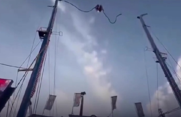 Cabo se rompe a 90 metros de altura e jovens vivem terror em brinquedo radical na Espanha; veja vídeo