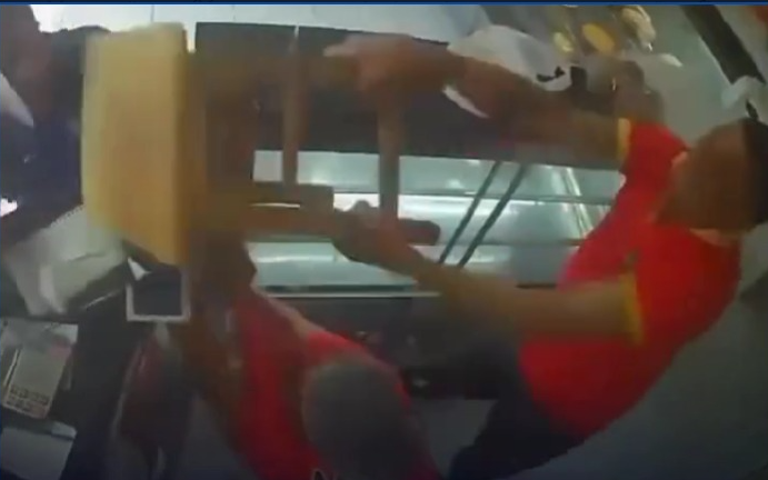 Cliente com faca ataca mulher em padaria, mas funcionário impede o ataque; veja vídeo