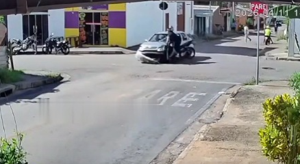 Desrespeito à sinalização termina em colisão violenta e deixa jovem em estado grave