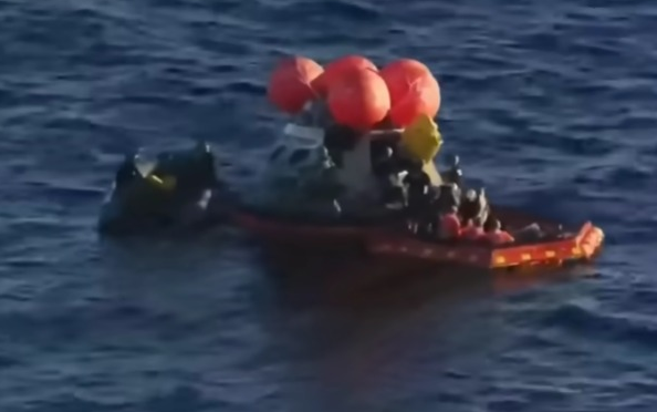 Vídeo da NASA mostra momento exato em que cápsula com astronautas é aberta após pouso no oceano