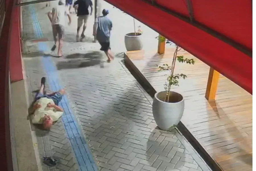 Idoso é cercado, derrubado e fica desacordado após ataque de jovens em São Paulo