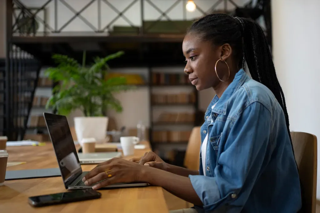 Mulheres ocupam 36,9% das vagas em grandes empresas de MT e ganham 28% menos