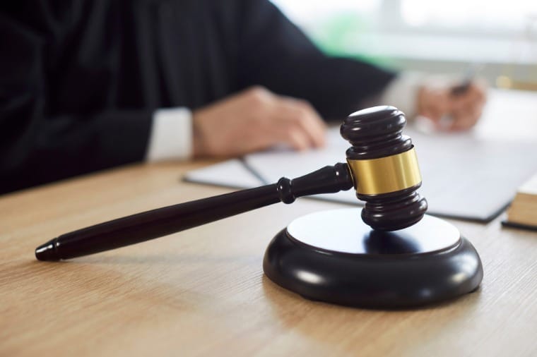 Homem é condenado a mais de 9 anos de prisão por tentar matar namorada com chutes e socos