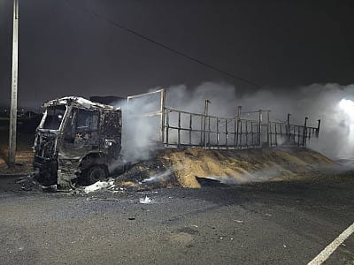 Incêndio de grandes proporções destrói carretas durante a madrugada em Campo Novo