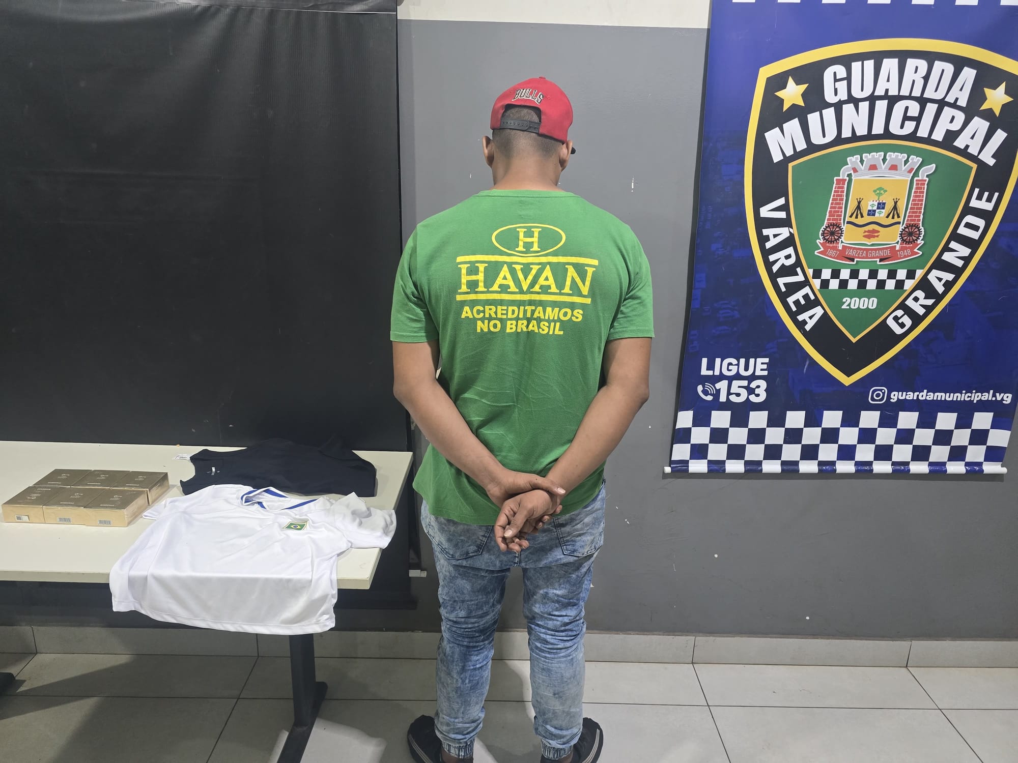 Funcionário é pego furtando perfumes e roupas na Havan em Várzea Grande