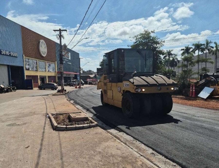 Trechos da Avenida da Prainha recebem camada de asfalto especial para BRT