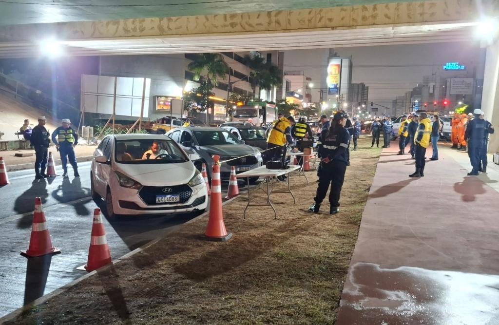 Operação na Avenida do CPA resulta na prisão de um condutor e remoção 31 veículos