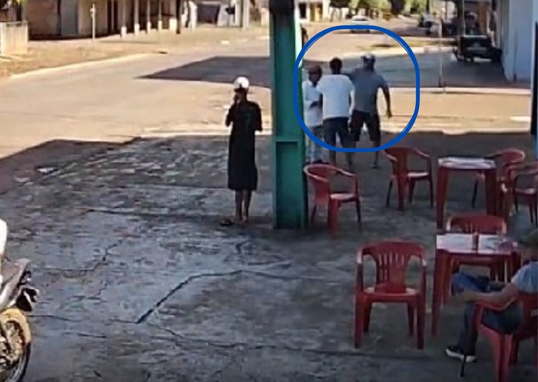 Vídeo flagra homem levando facada no pescoço na porta de bar em Marcelândia