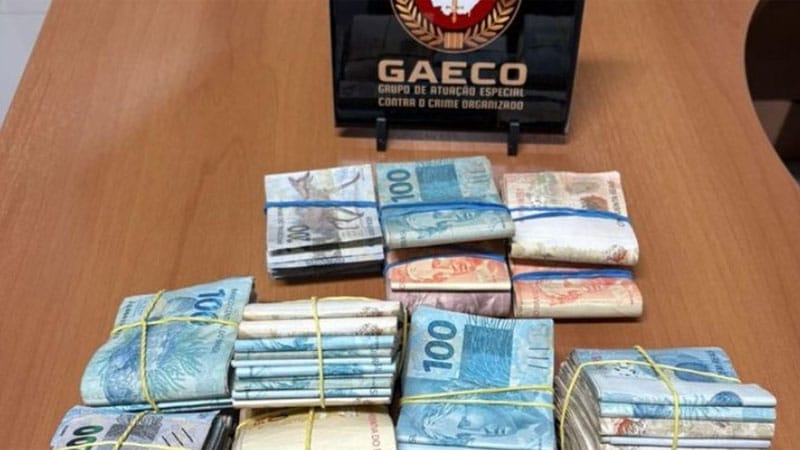 Operação do Gaeco apreende drogas, armas e mais de R$ 500 mil de facção; veja vídeo