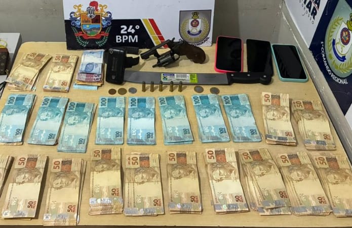 Polícia Militar prende dupla por tráfico de drogas e apreende revólver e R$ 22,7 em dinheiro