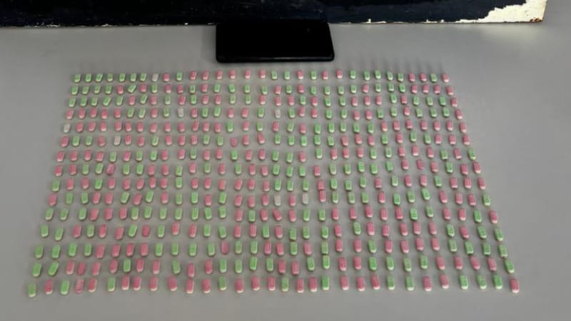 Mulher é presa pela PM dentro de ônibus intermunicipal com 465 comprimidos de ecstasy