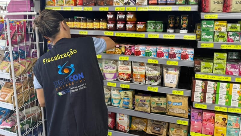 Procon apreende dezenas de produtos vencidos em supermercado na Av. Miguel Sutil