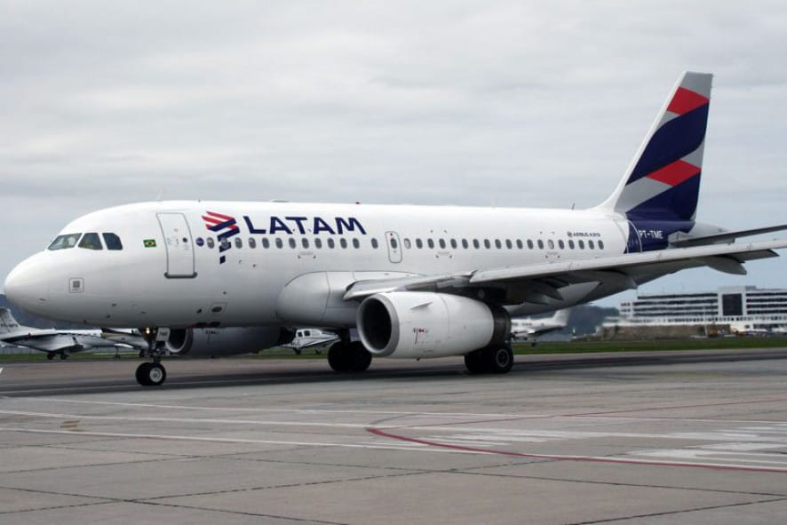 TJ manda Latam indenizar família de MT em R$ 8 mil por atraso em voo e falta de assistência