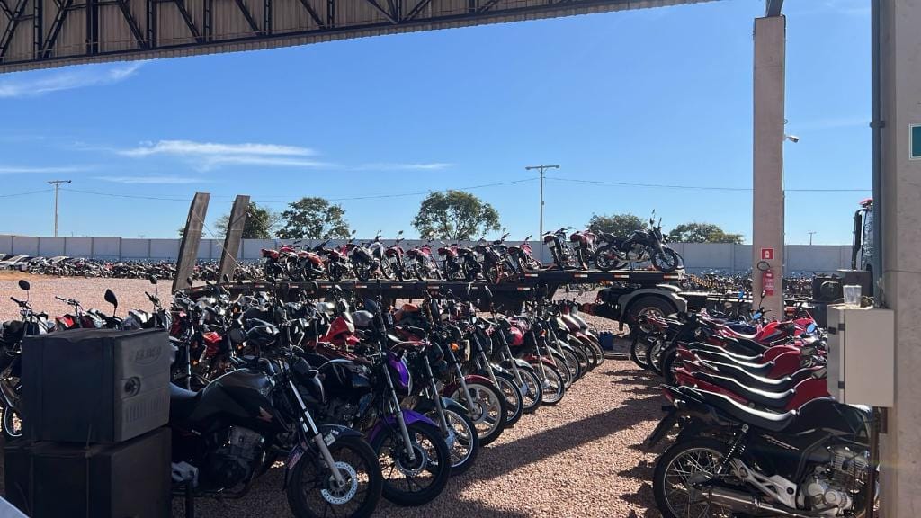 Ação da PM frustra "rolezinho" e apreende 91 motocicletas no "Mirante", em Rondonópolis